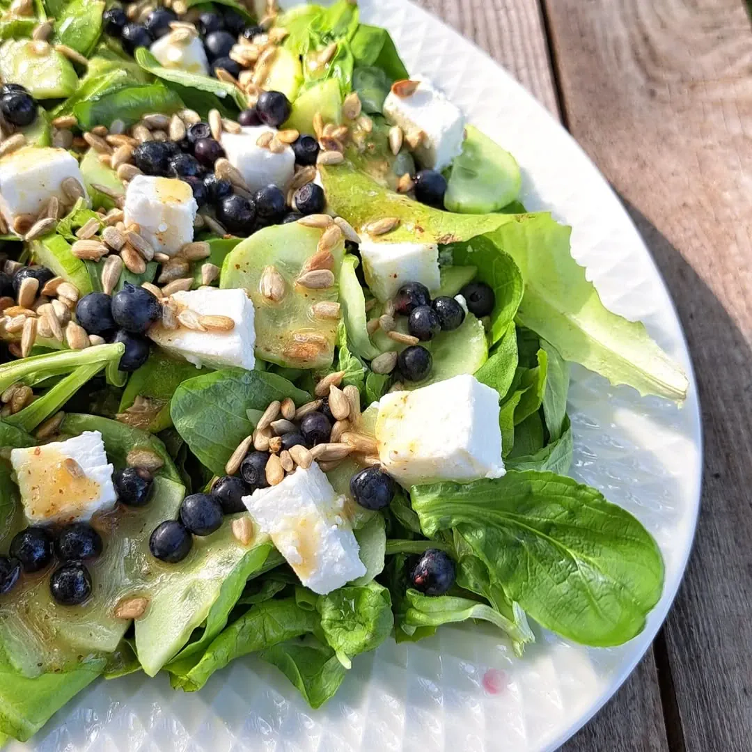 Letnia sałatka z jagodami, ogórkiem i serem sałatkowym