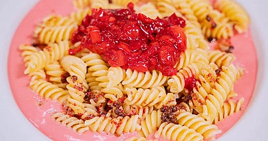 Makaron z truskawkami, wędzonym twarogiem i chili