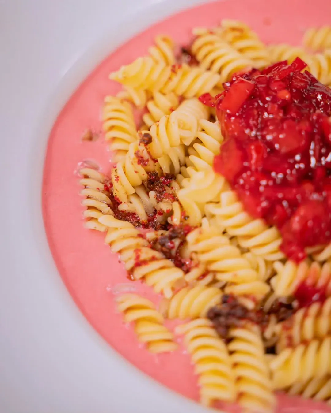 Makaron z truskawkami, wędzonym twarogiem i chili