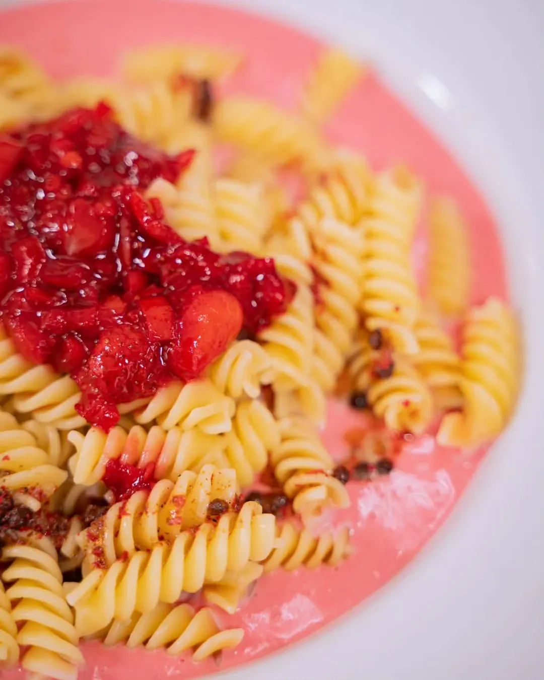 Makaron z truskawkami, wędzonym twarogiem i chili