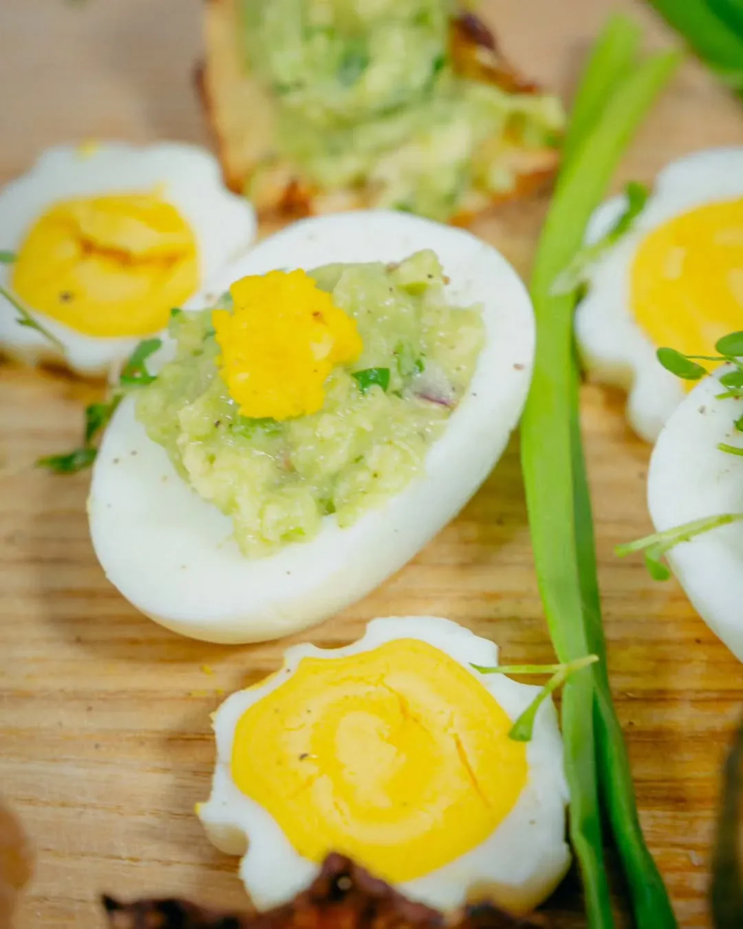 Pasta jajeczna z wędzonym twarogiem i ogórkami konserwowymi