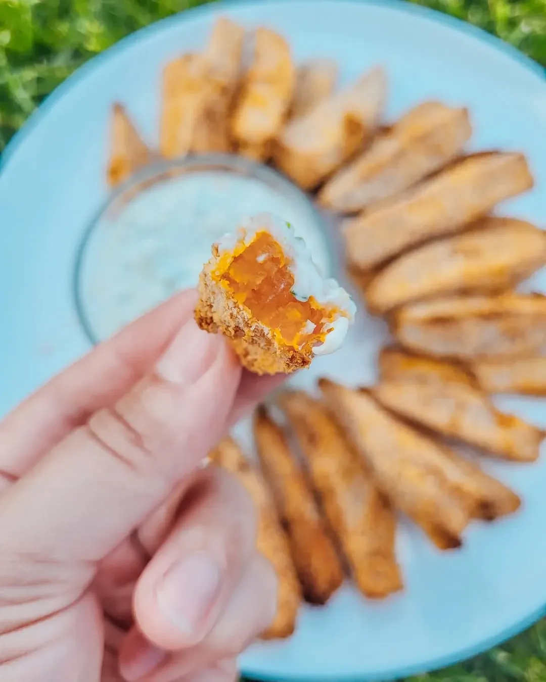 Saldžiųjų bulvių lazdelės su gaiviu agurkiniu padažu