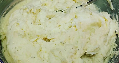 Putots kartupeļu biezenis ar sviestu un pienu