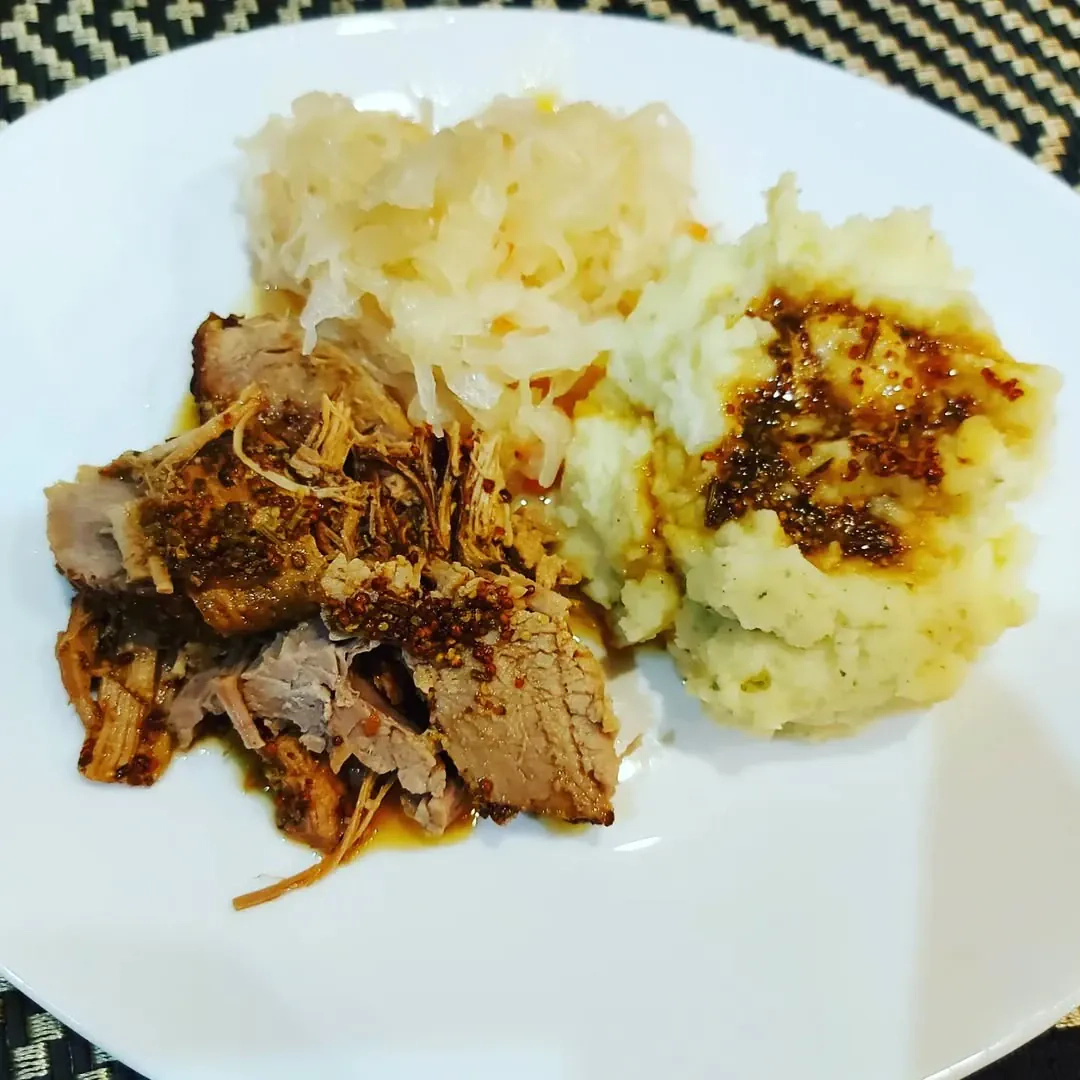 Putots kartupeļu biezenis ar sviestu un pienu