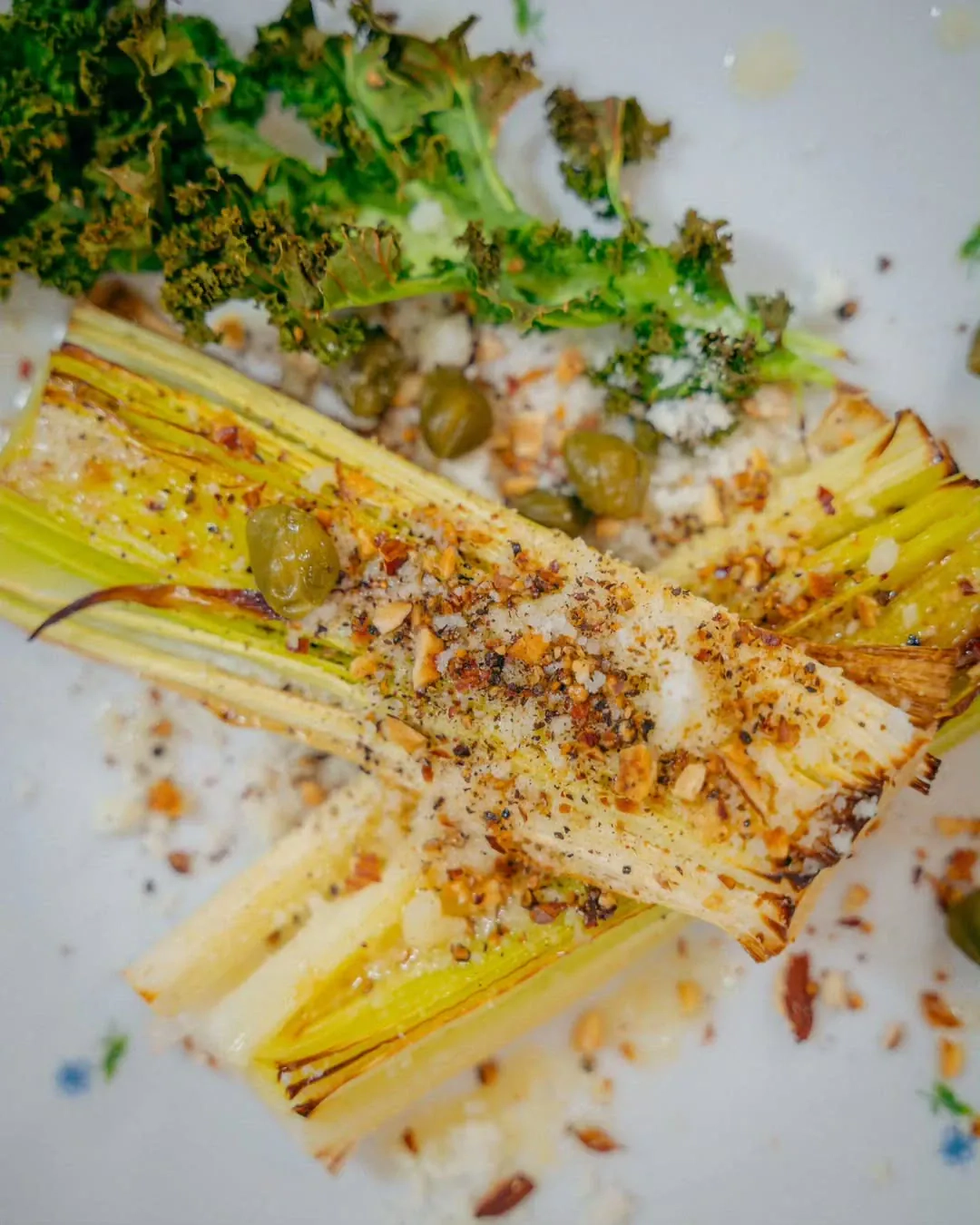 Pieczony por z palonym masłem, serem pecorino i kaparami