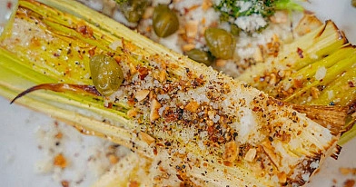 Pieczony por z palonym masłem, serem pecorino i kaparami