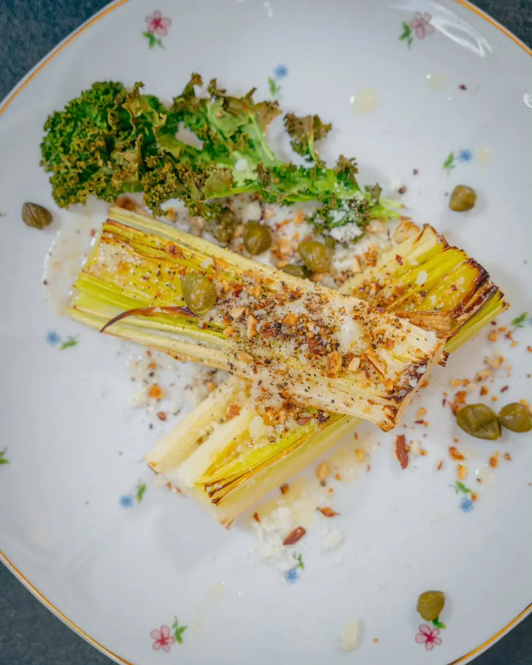 Pieczony por z palonym masłem, serem pecorino i kaparami