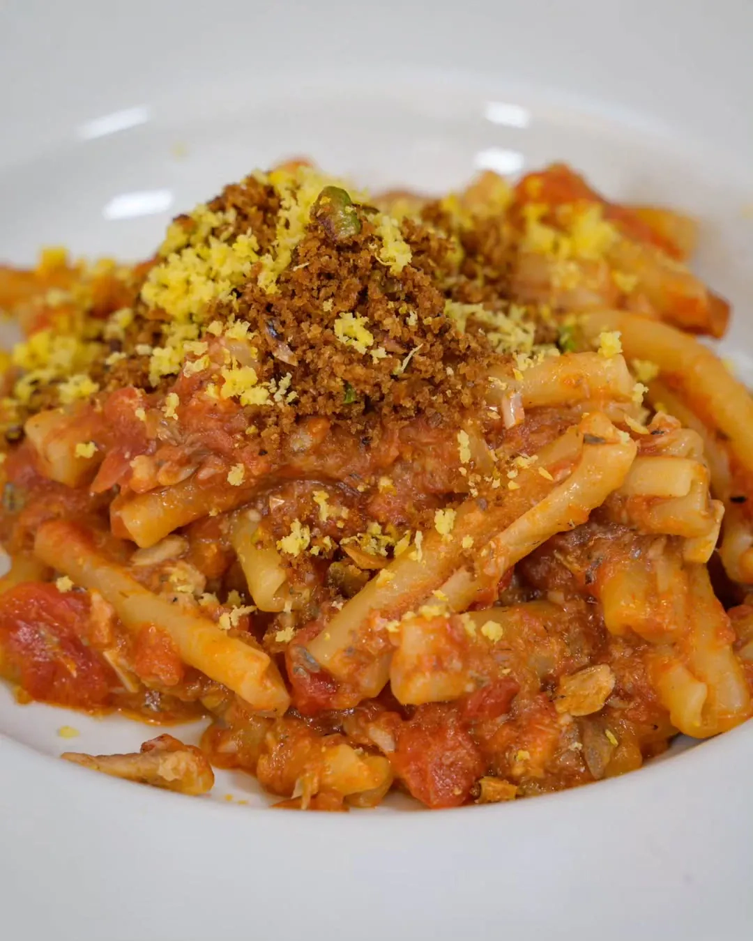 Makaron casarecce z sardynkami, pomidorami i pangrattato