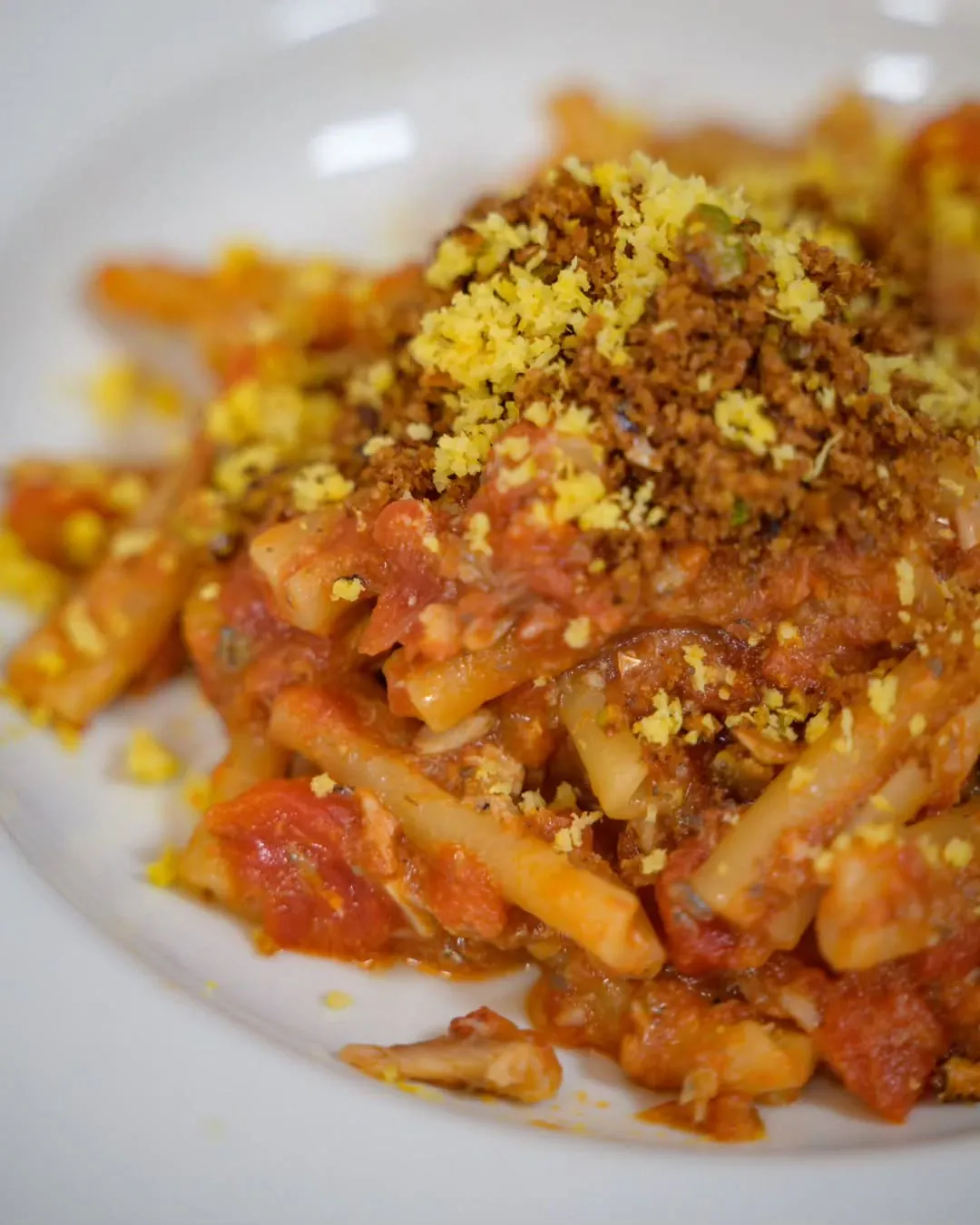 Makaron casarecce z sardynkami, pomidorami i pangrattato