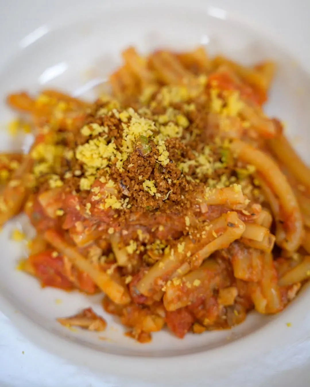 Makaron casarecce z sardynkami, pomidorami i pangrattato