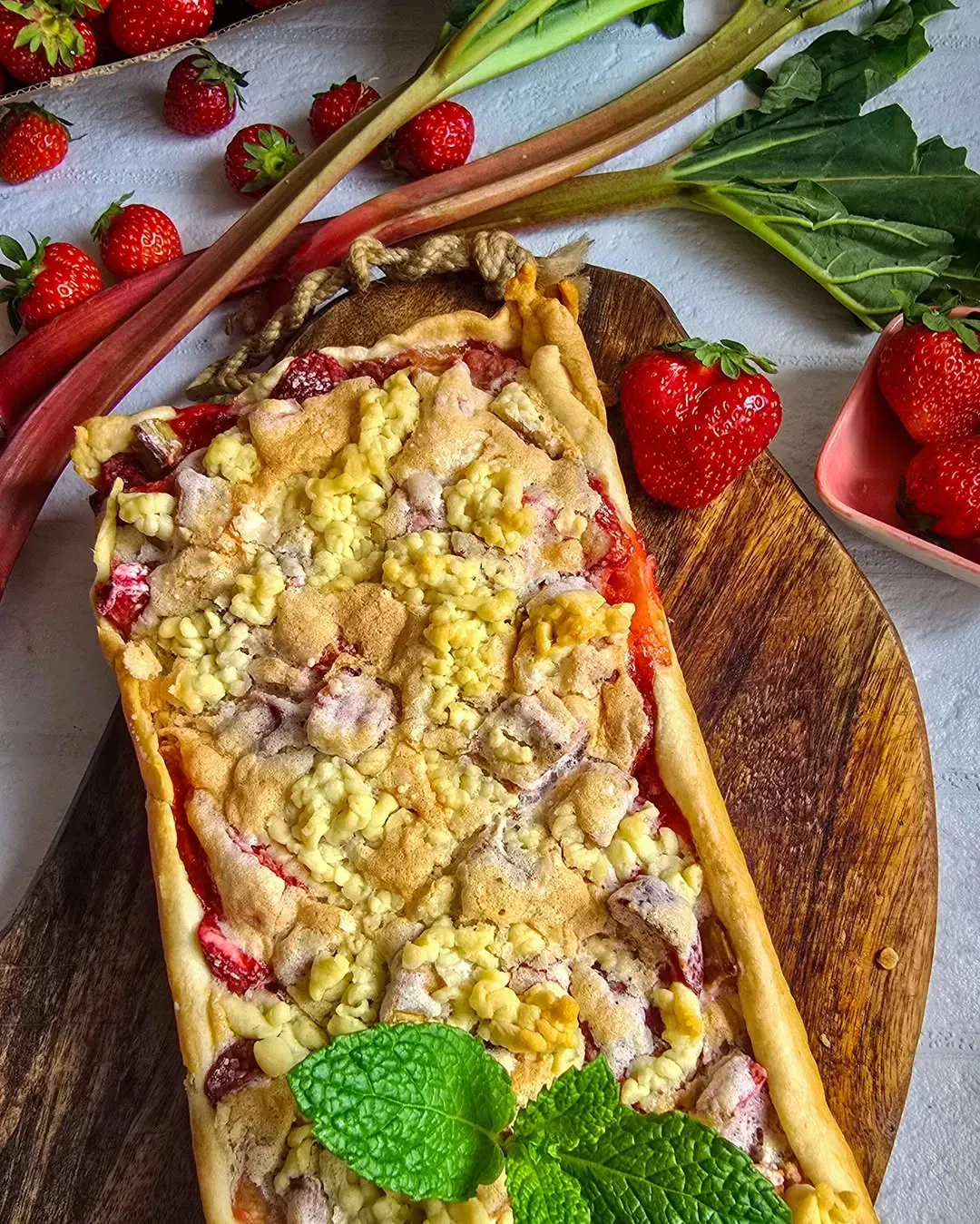 Kruche ciasto z rabarbarem, truskawkami i bezą pod kruszonką