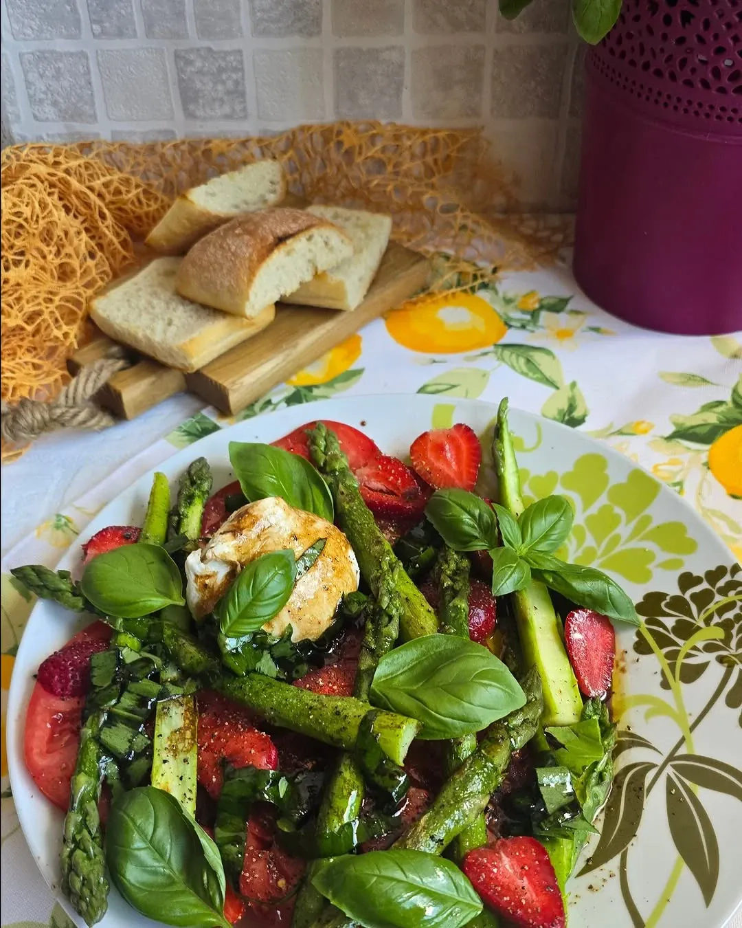 Sałatka ze szparagami, truskawkami i burratą