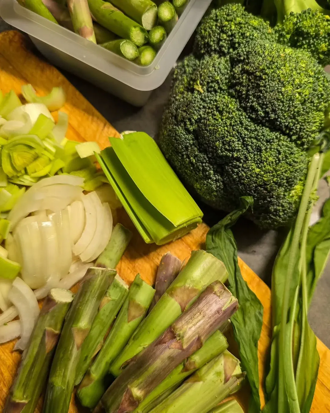 Kremowa zupa z końcówek szparagów i brokuła