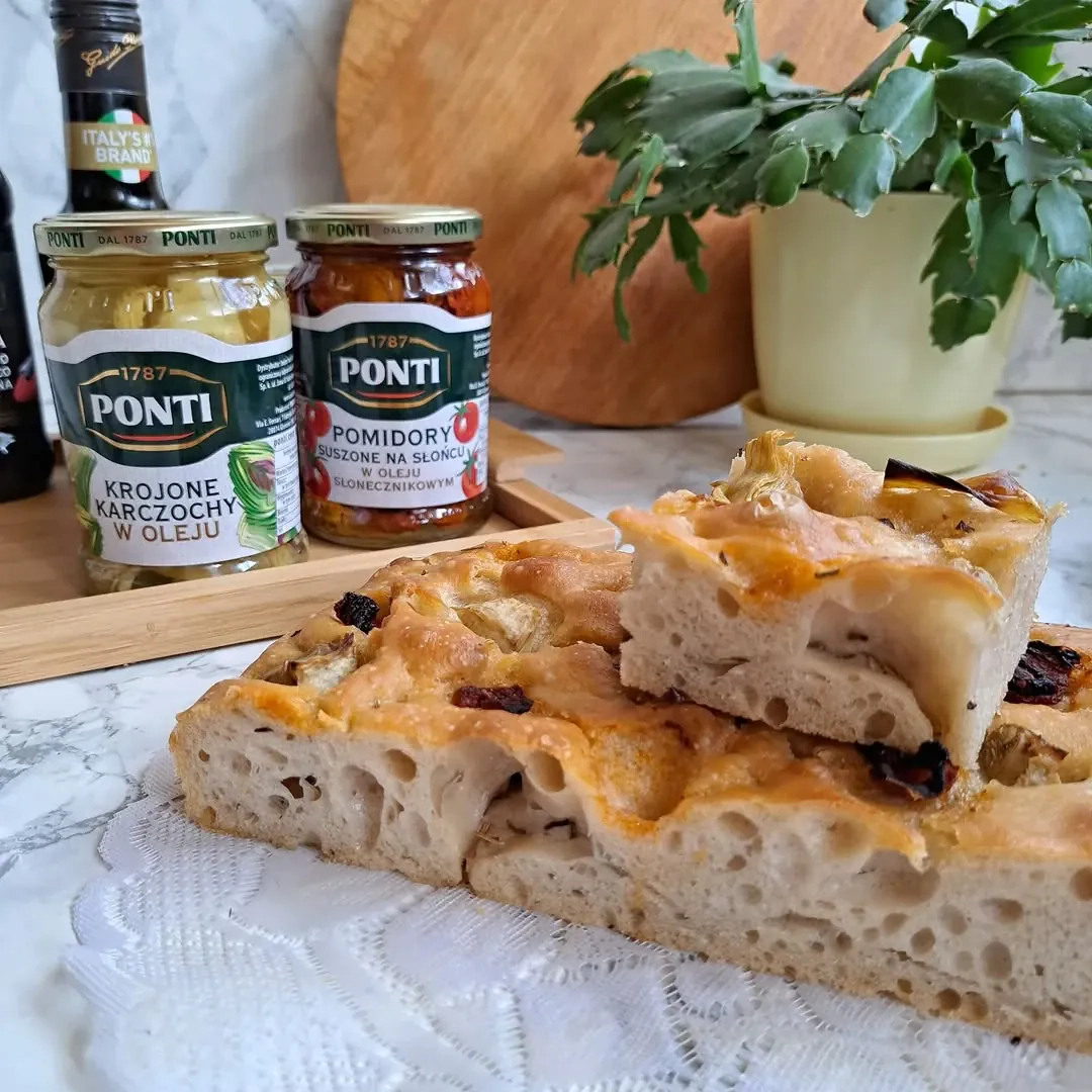 Focaccia z karczochem i suszonymi pomidorami