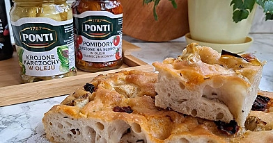 Focaccia z karczochem i suszonymi pomidorami