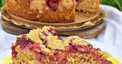Ciasto drożdżowe z truskawkami i kruszonką na lato