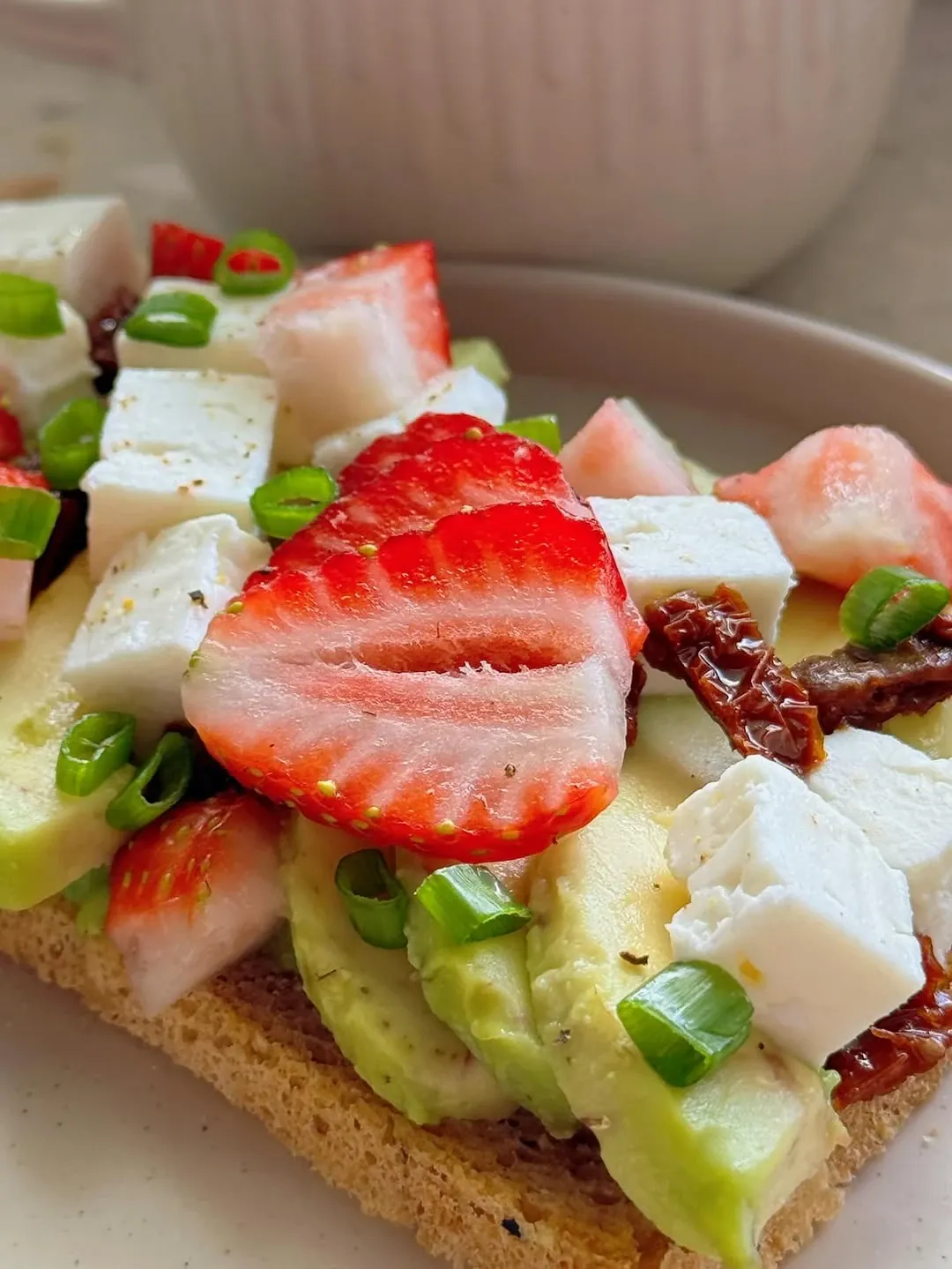 Tost z awokado, fetą i truskawkami - letni przepis na zdrowe śniadanie