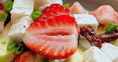 Tost z awokado, fetą i truskawkami - letni przepis na zdrowe śniadanie