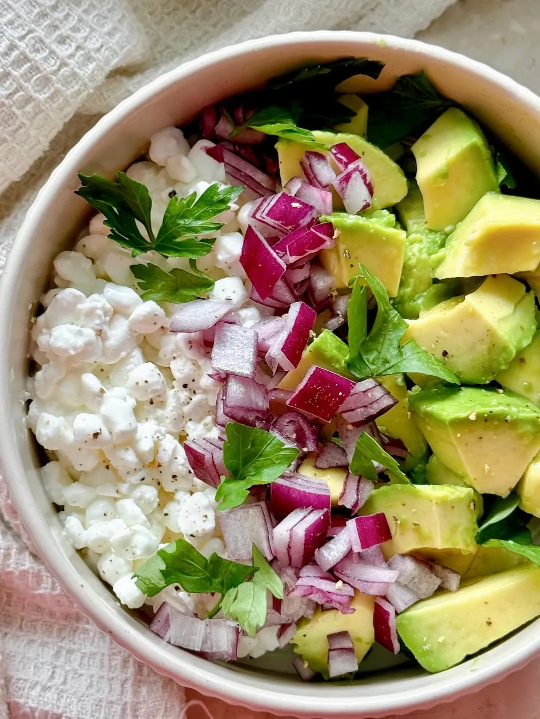Serek wiejski z awokado i olejem lnianym