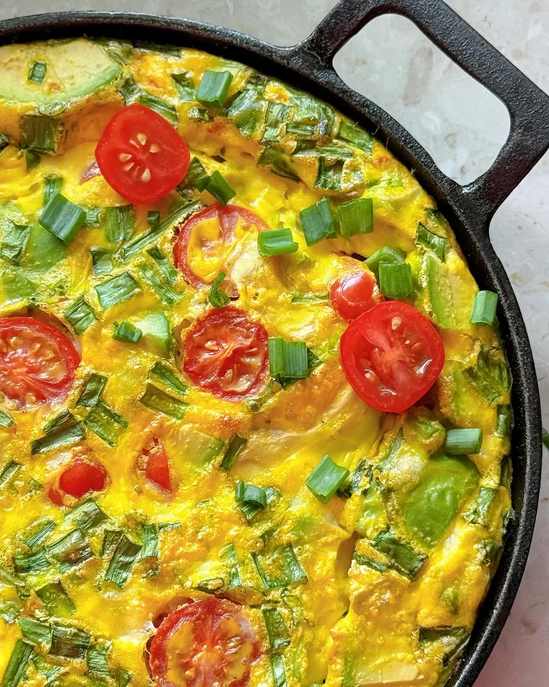 Pieczony omlet z awokado – szybkie i zdrowe śniadanie z piekarnika