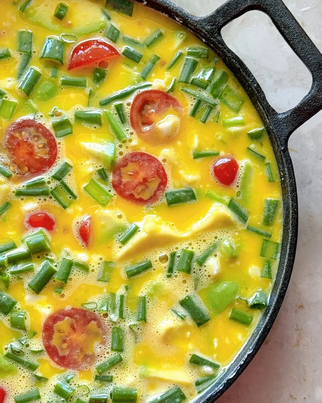 Pieczony omlet z awokado – szybkie i zdrowe śniadanie z piekarnika