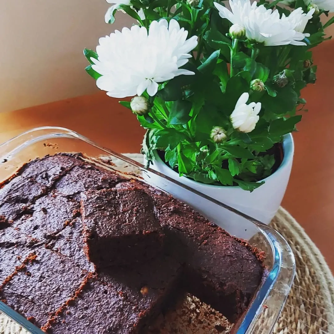 Dateļu un šokolādes braunijs ar pilngraudu miltiem