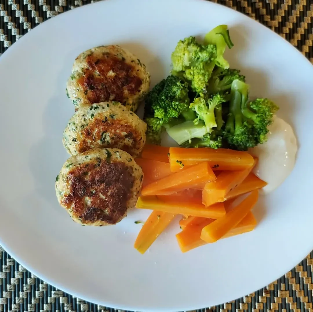 Veselīgas vistas kotletes ar spinātiem un rikotas sieru