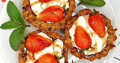 Koszyczki z budyniem i truskawkami – lekki deser z płatków owsianych i orzechów