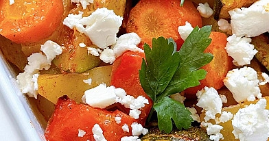 Pieczone warzywa z fetą i ziołami – prosty przepis na zdrowy obiad