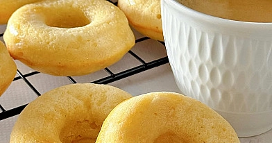 Pieczone donaty z białą czekoladą i maślanką - zdrowa wersja bez smażenia