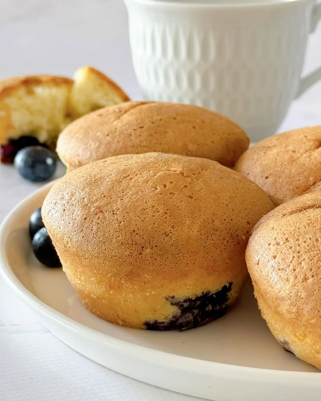 Muffinki biszkoptowe z borówkami i białą czekoladą