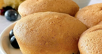 Muffinki biszkoptowe z borówkami i białą czekoladą