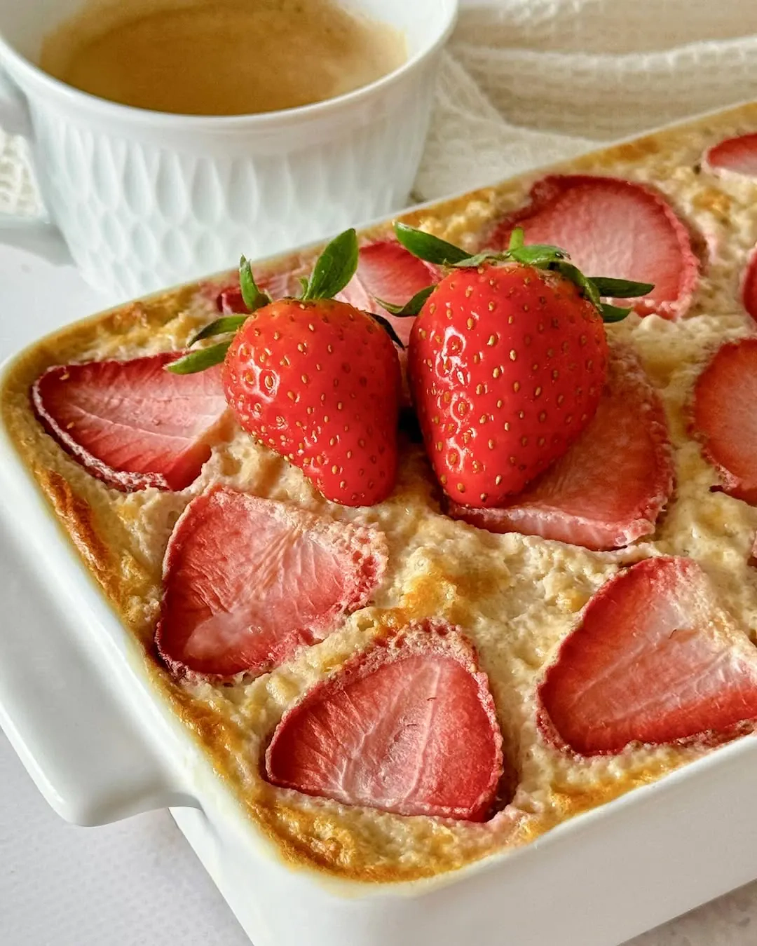 Pieczona owsianka z kokosem i truskawkami
