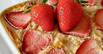 Pieczona owsianka z kokosem i truskawkami