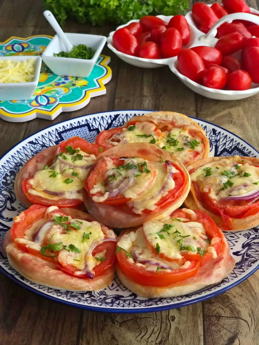 Zapiekane bułeczki z szynką, pomidorami i serem