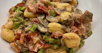 Gnocchi z boczkiem, szparagami i pieczarkami w sosie śmietanowym