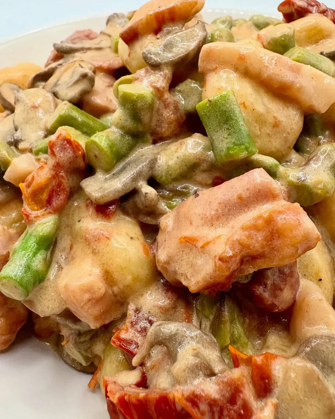 Gnocchi z boczkiem, szparagami i pieczarkami w sosie śmietanowym