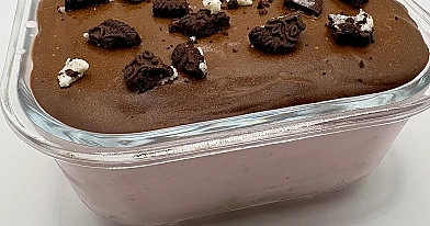 Fit pianka truskawkowa z czekoladowym puddingiem i oreo - lekki deser bez cukru