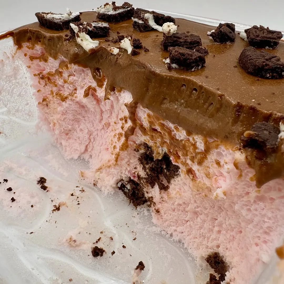 Fit pianka truskawkowa z czekoladowym puddingiem i oreo - lekki deser bez cukru