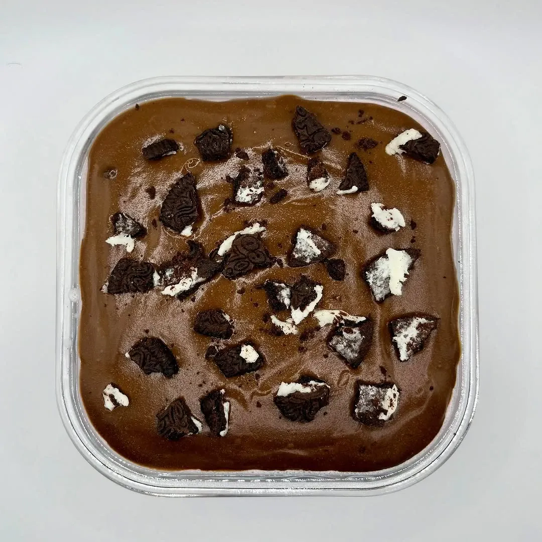 Fit pianka truskawkowa z czekoladowym puddingiem i oreo - lekki deser bez cukru