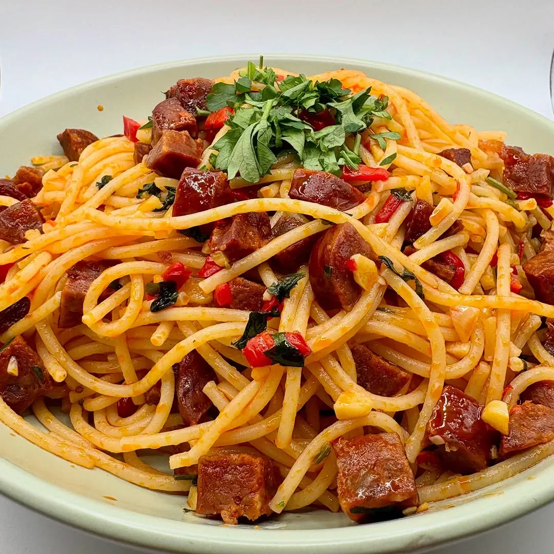 Makaron aglio e olio z chorizo i ostrą papryczką