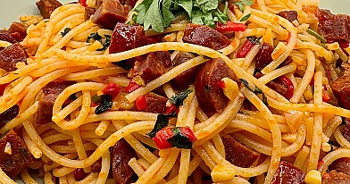Makaron aglio e olio z chorizo i ostrą papryczką