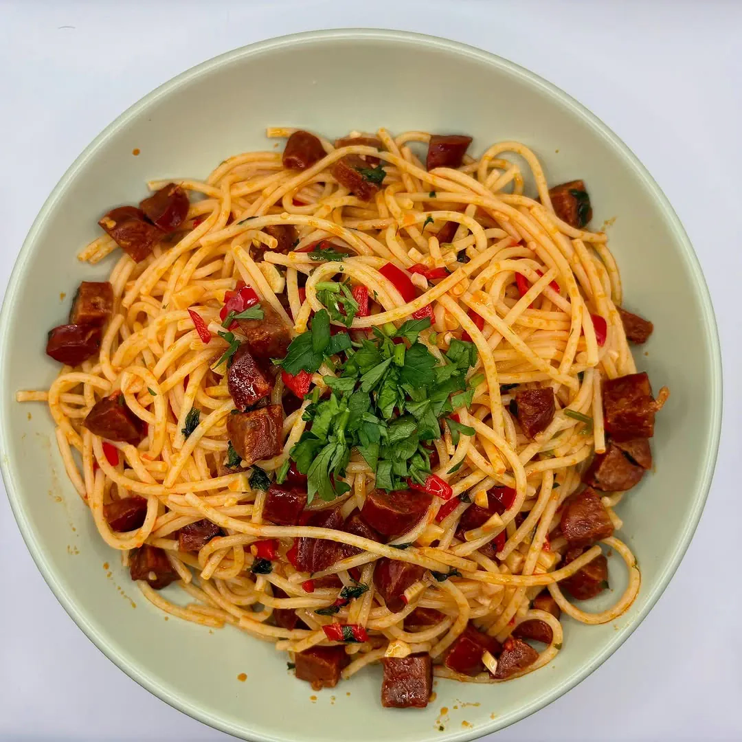 Makaron aglio e olio z chorizo i ostrą papryczką