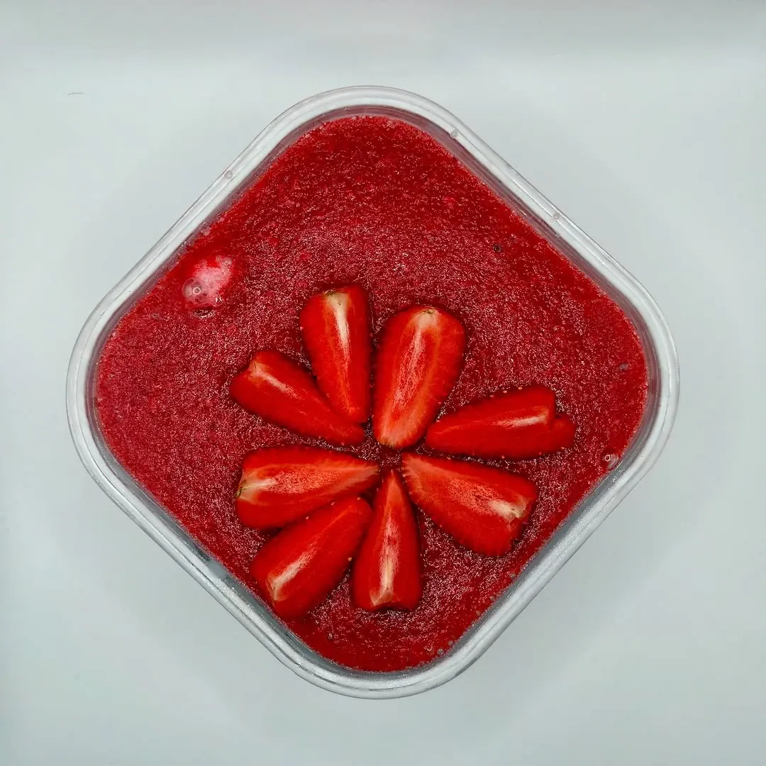 Deser truskawkowy bez pieczenia z galaretką i skyrem