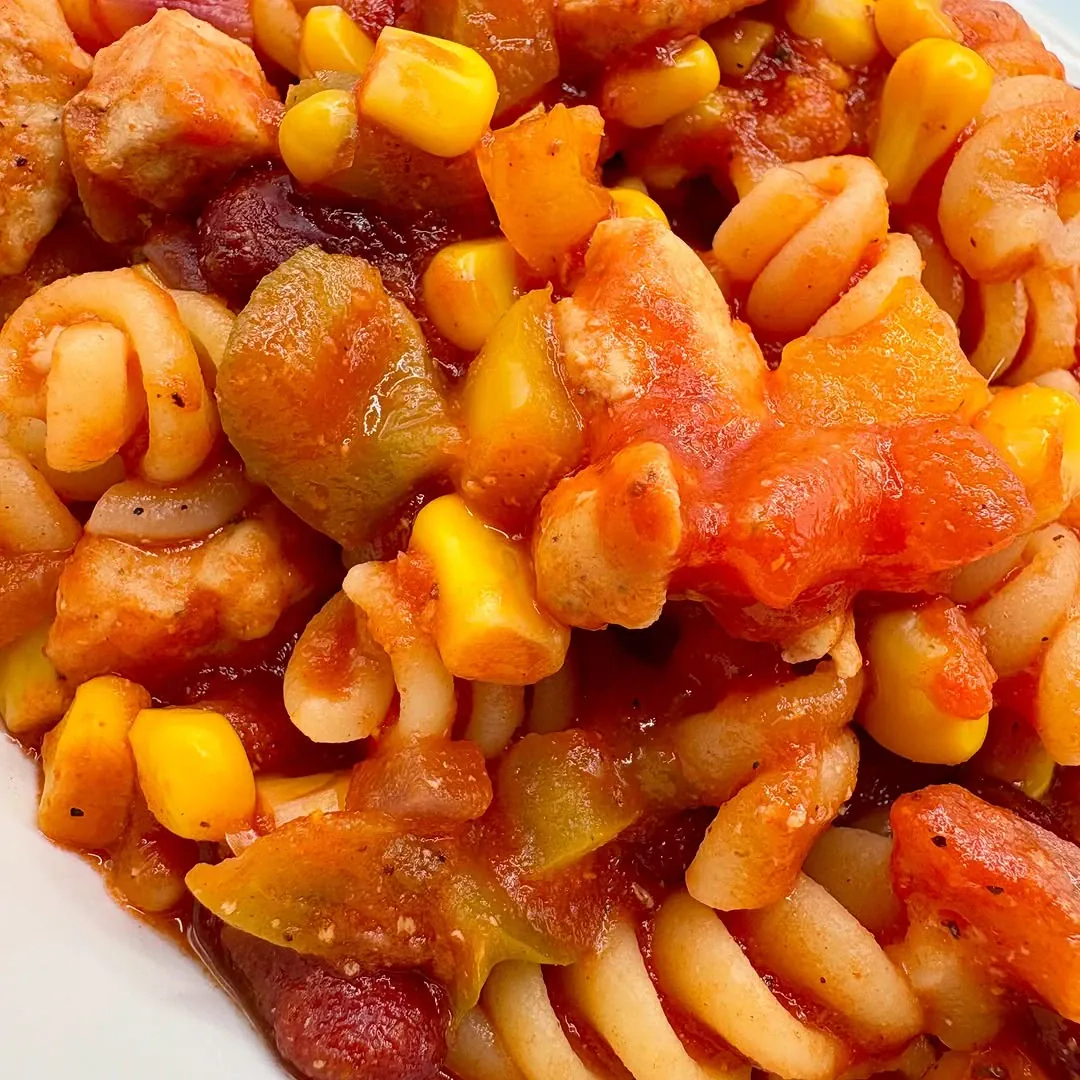 Makaron z kurczakiem w sosie meksykańskim