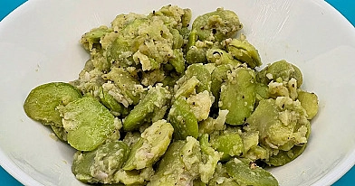 Bób po królewsku z czosnkiem i parmezanem