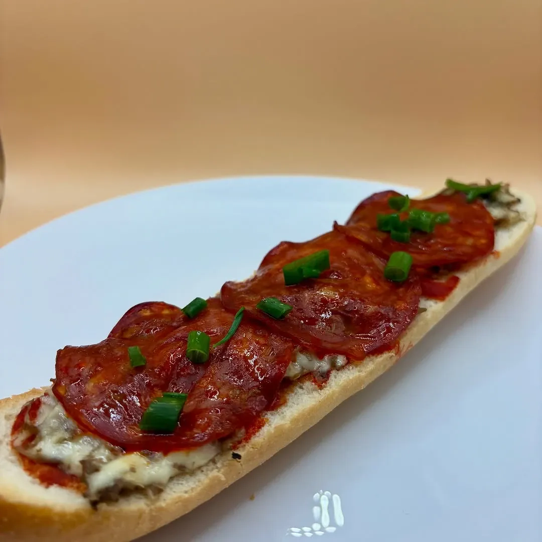 Zapiekanka z pieczarkami, serem i chorizo