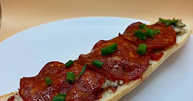 Zapiekanka z pieczarkami, serem i chorizo