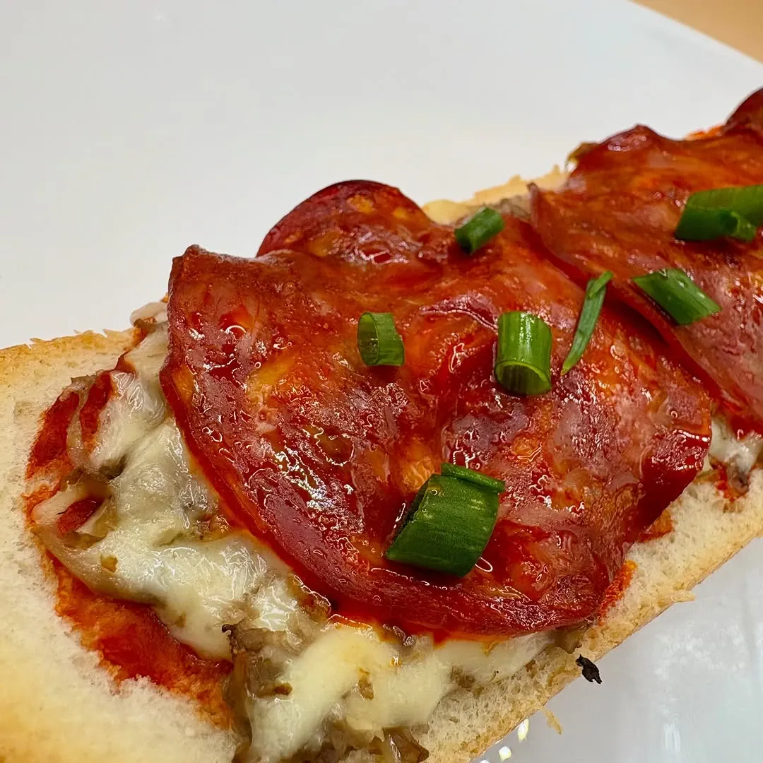 Zapiekanka z pieczarkami, serem i chorizo