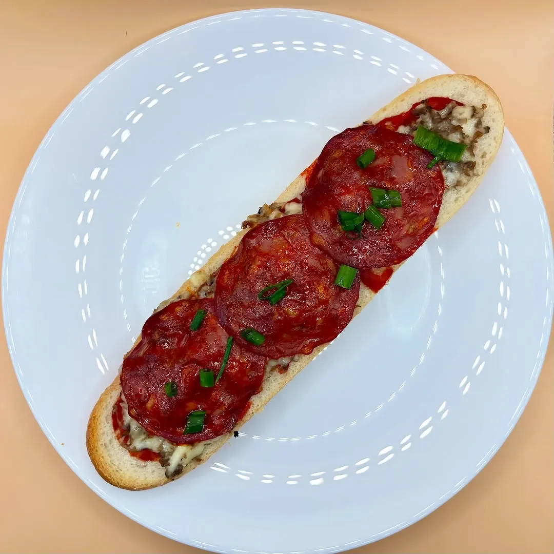 Zapiekanka z pieczarkami, serem i chorizo